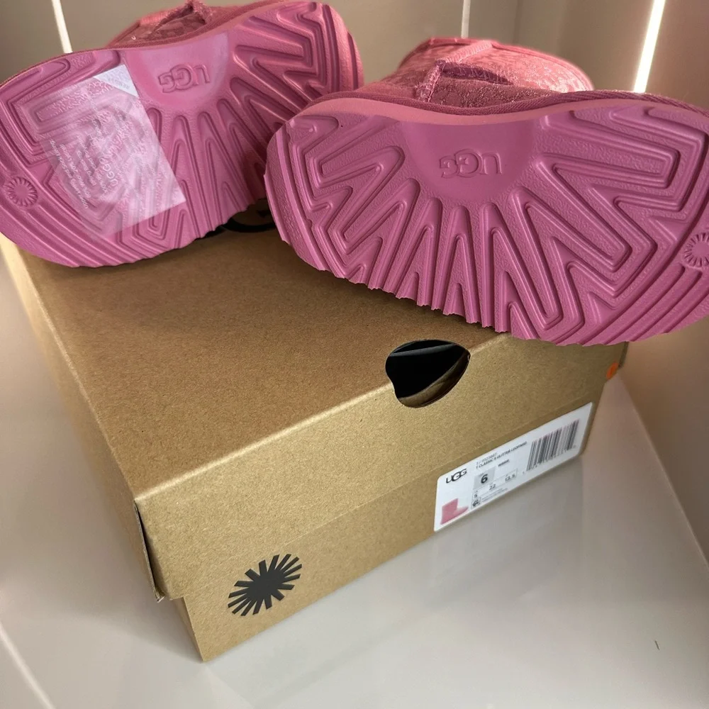 Uggs - Girls' Classic II Glitter Leopard Print Boots - Walker, Toddler - Picture 4 of 7